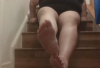 Feet worship stretching toes and wrinkles
